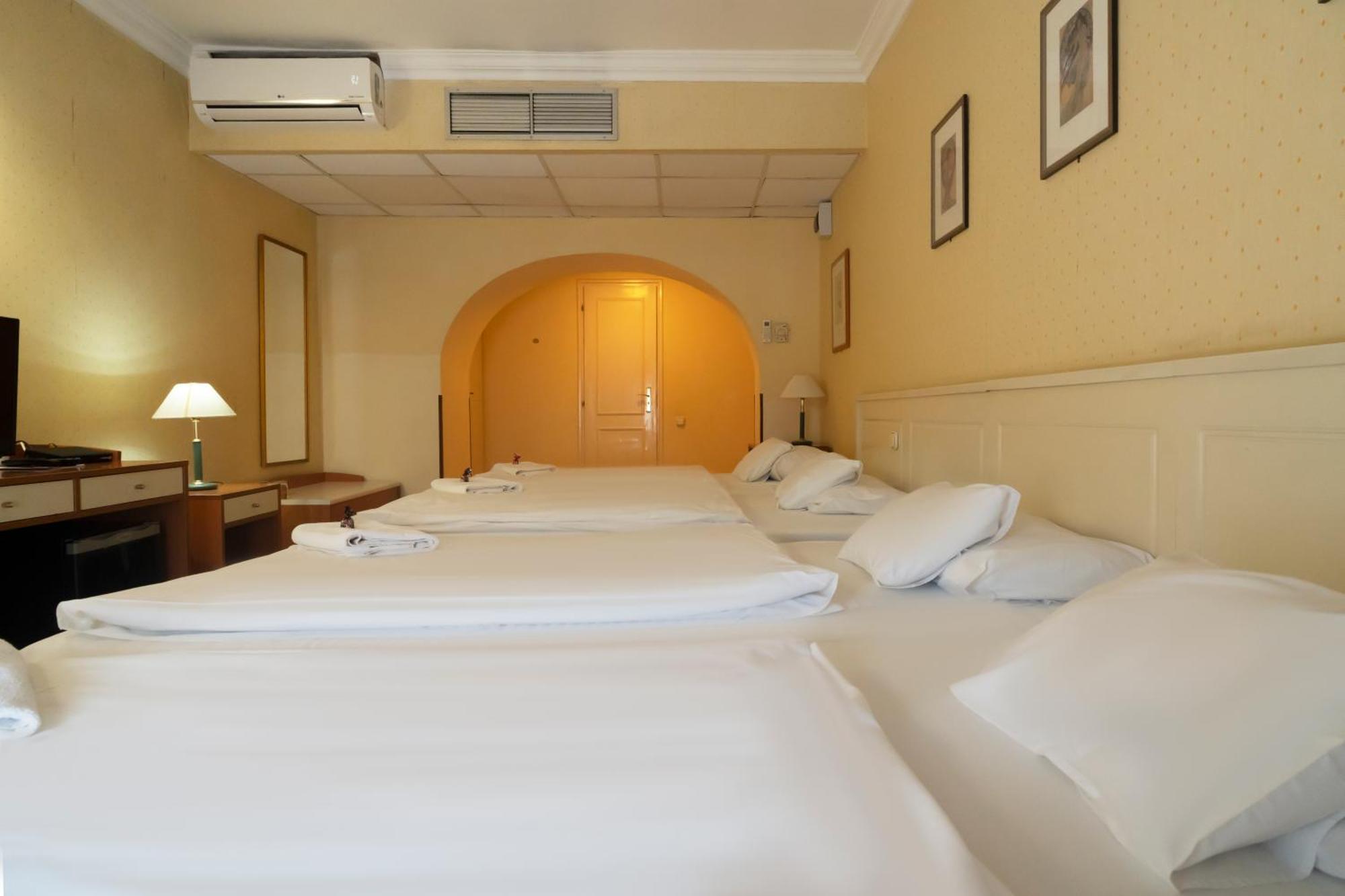 Korona Hotel Nyiregyhaza Exterior photo